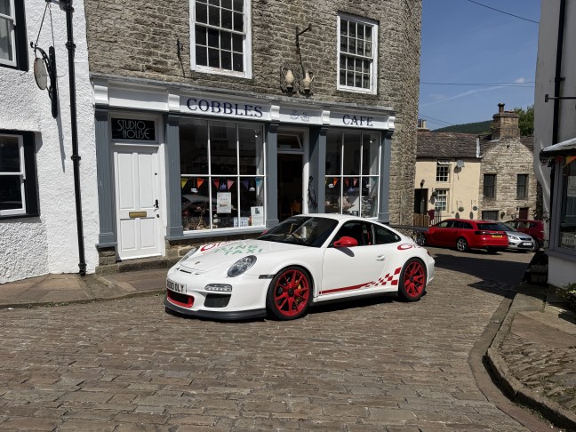 Porsche 911 997.2GT3 RS 3.8 outside Cobbles Cafe